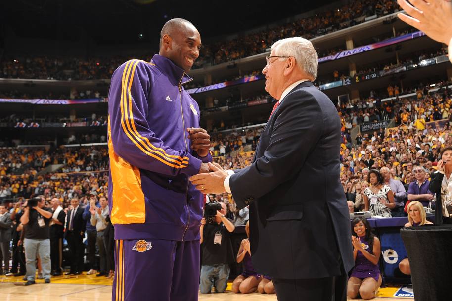 La star dei Lakers stringe la mano del commissioner Stern